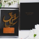 تندیس فلزی با پایه چوبی طرح عشق - Image 2