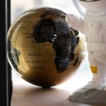 کره زمین براق طلایی