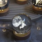 گوی کریستالی چراغدار با پایه چوبی طرح ماه و فضانورد - Image 3