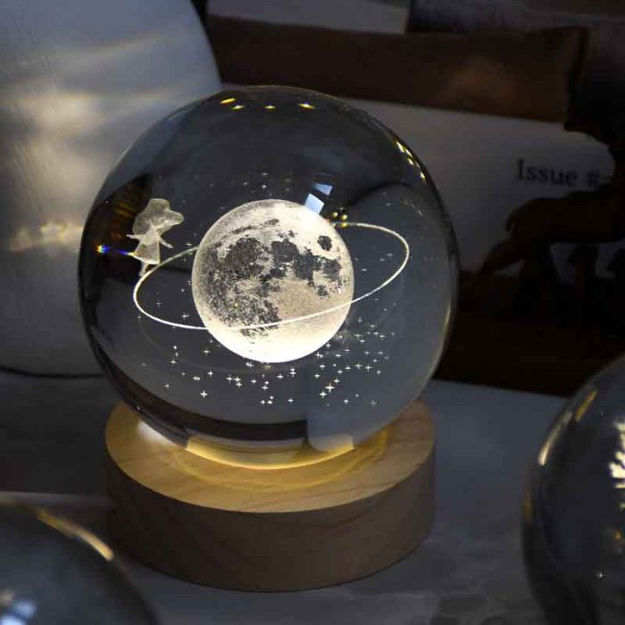 گوی ماه و دختر