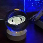 گوی کریستالی چراغدار با پایه چوبی طرح زحل - Image 5