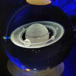 گوی کریستالی چراغدار با پایه چوبی طرح زحل - Image 6