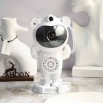 چراغ خواب و پروژکتور شفق قطبی و ماه و ستاره، اسپیکر دار مدل فضانورد پایه دار - Image 2