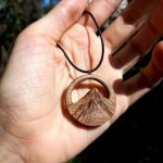 گردنبند چوبی طرح کوهستان برای کوهنوردها