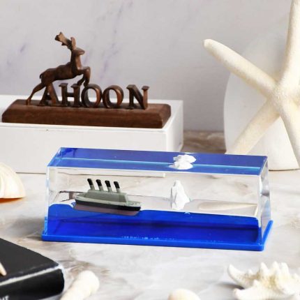 کشتی طرح تایتانیک و کوه یخ