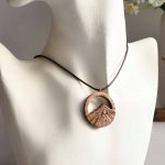 گردنبند چوبی طرح کوهستان برای کوهنوردان