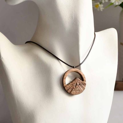 گردنبند چوبی طرح کوهستان برای کوهنوردان