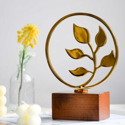 تندیس رشد فلزی یک گیاه