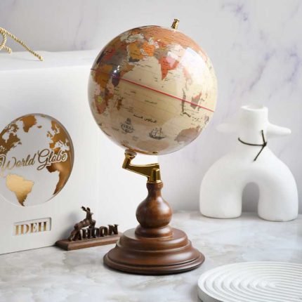 کره جغرافیایی با پایه چوبی