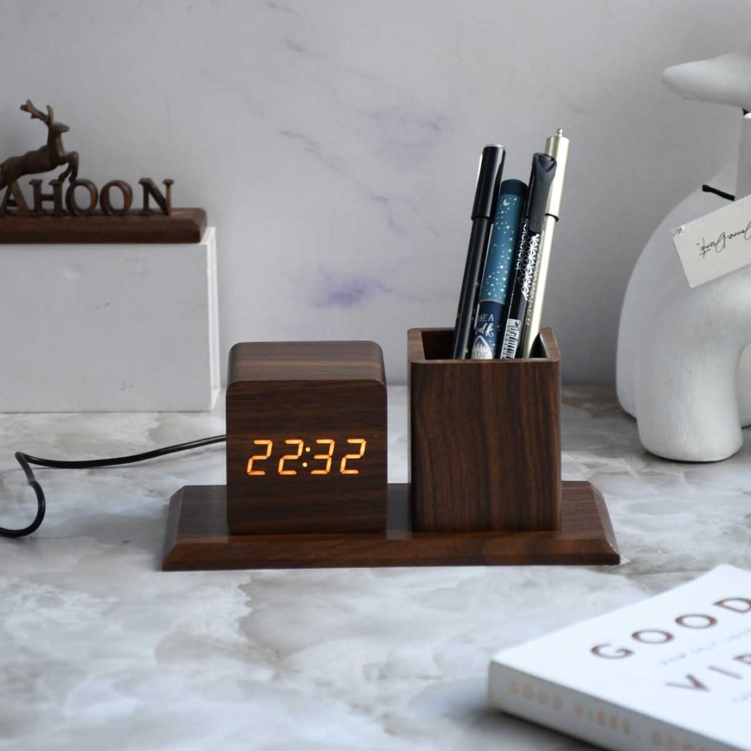 ساعت دیحیتال و جا قلمی طرح چوب