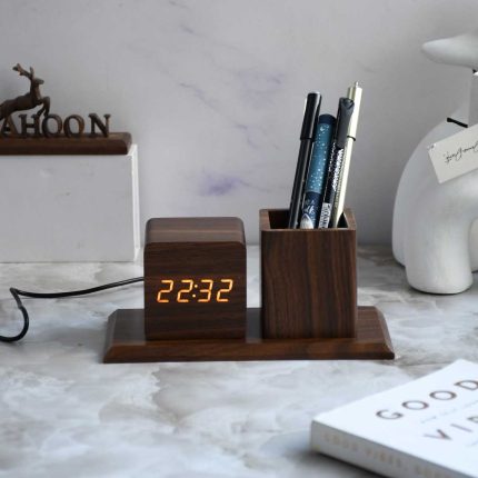 ساعت دیحیتال و جا قلمی طرح چوب