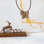 گردنبند چوبی طرح پروانه