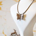 گردنبند چوبی طرح پروانه