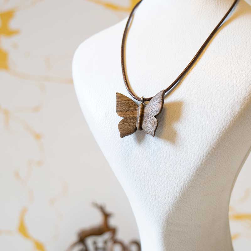 گردنبند چوبی طرح پروانه