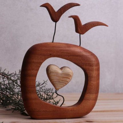 مسجمه چوبی پرستوهای عاشق