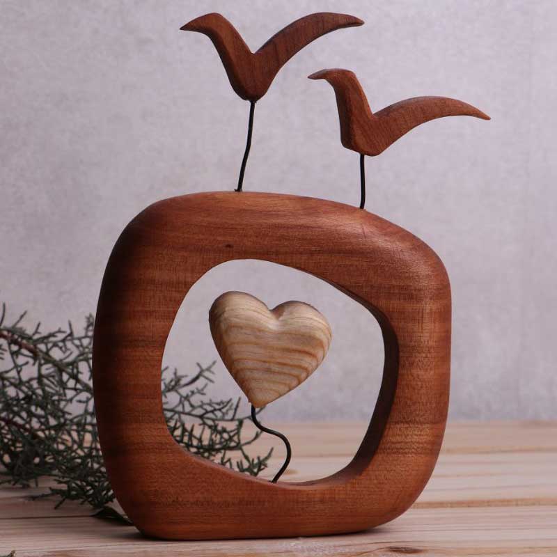 مسجمه چوبی پرستوهای عاشق