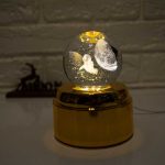 گوی کریستالی چرخان ماه وفضانورد