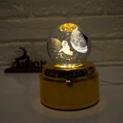 گوی کریستالی چرخان ماه وفضانورد